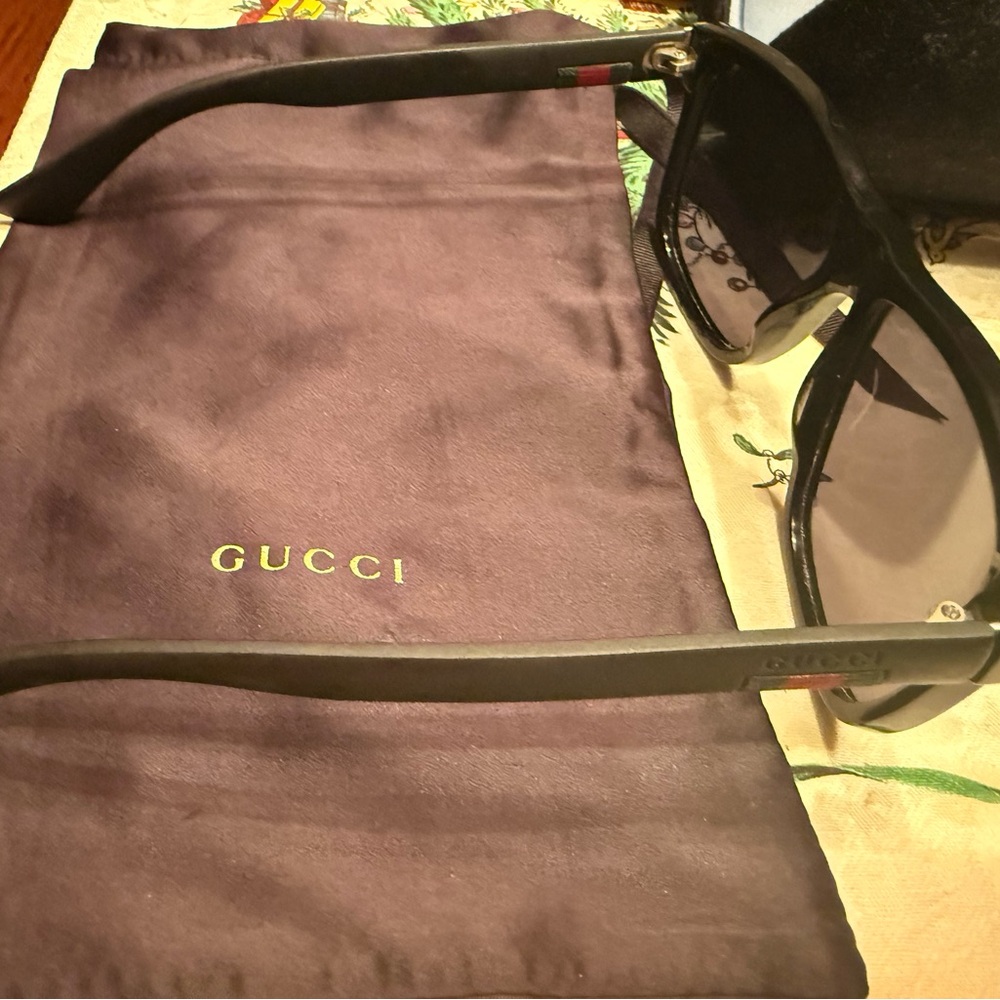 Gucci Dark Frame Sunglasses - Picture 4 of 5